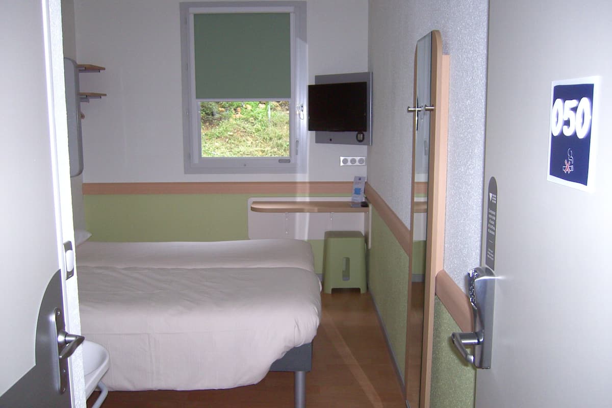 twin room, 2 single beds | desk, soundproofing, free cots/infant beds, rollaway beds