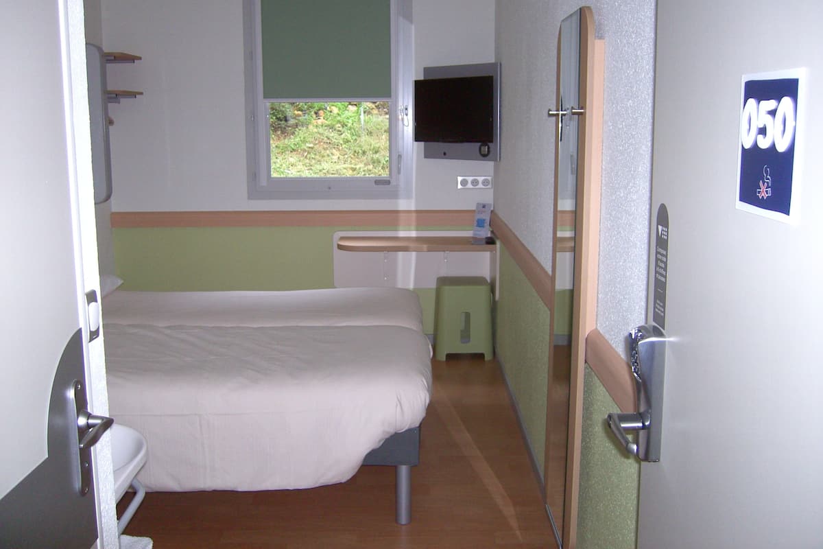 Twin Room, 2 Twin Beds | Desk, soundproofing, free cribs/infant beds, rollaway beds