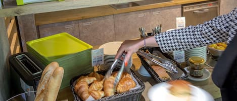 Daily continental breakfast (EUR 9.90 per person)