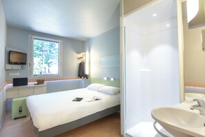 Shower, eco-friendly toiletries, towels - ibis budget Brignoles Provence Verte (Brignoles)