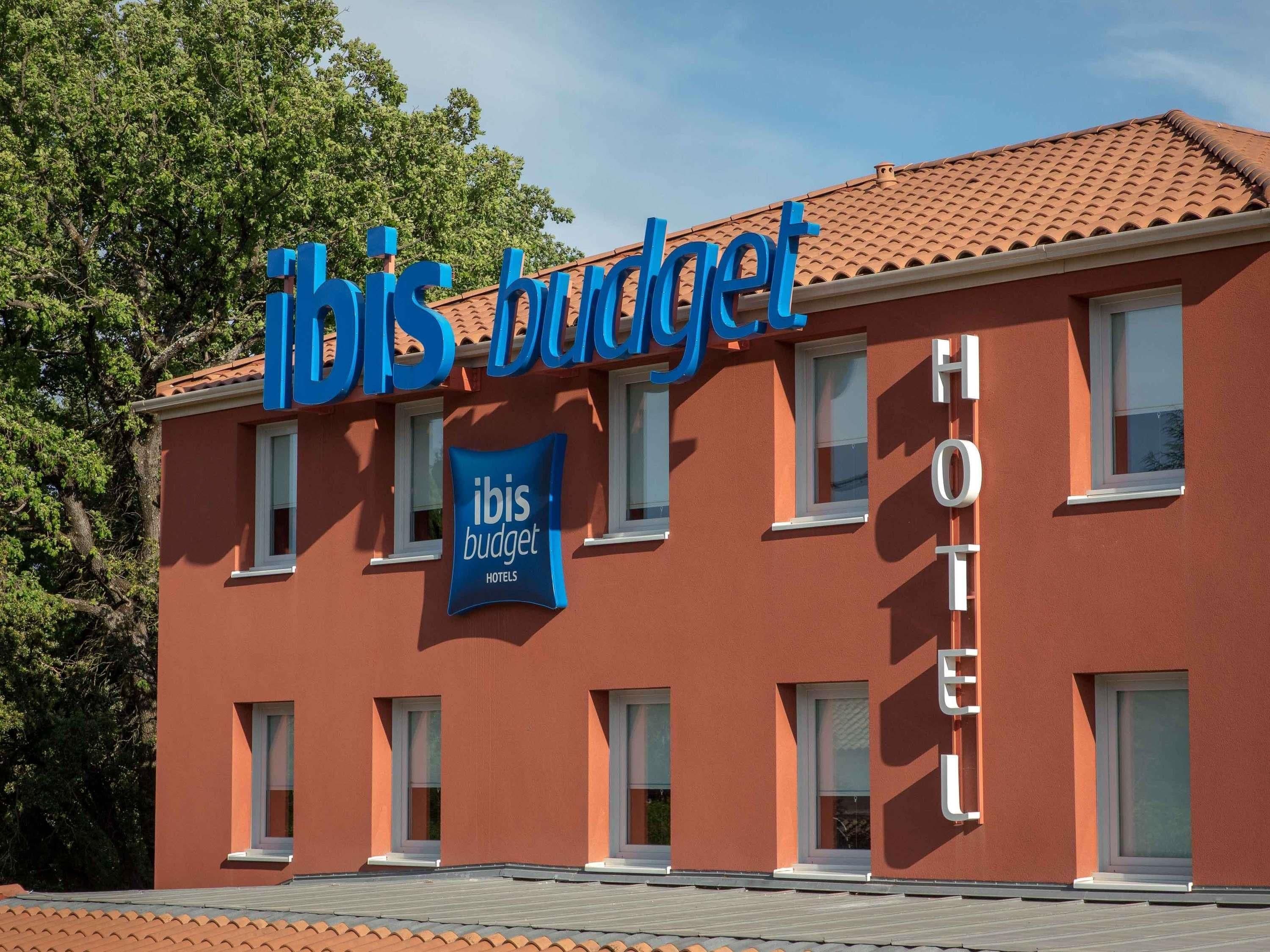 Un edificio de hotel con un letrero que dice 'ibis budget hotels'.
