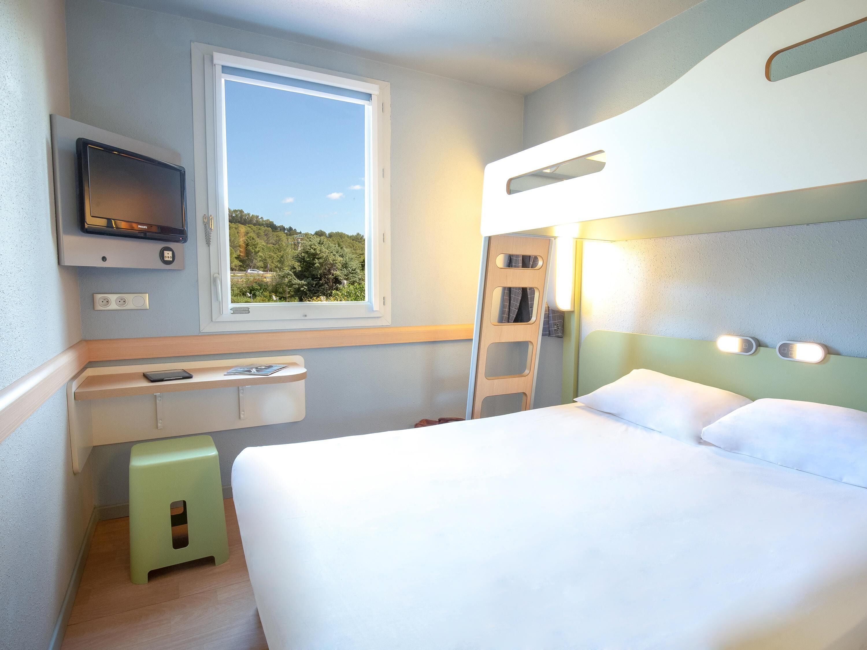 Triple Room, Multiple Beds | Desk, soundproofing, free cribs/infant beds, rollaway beds