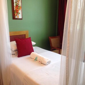 Desk, laptop workspace, soundproofing, bed sheets - J Residence Motel Entebbe (Entebbe)