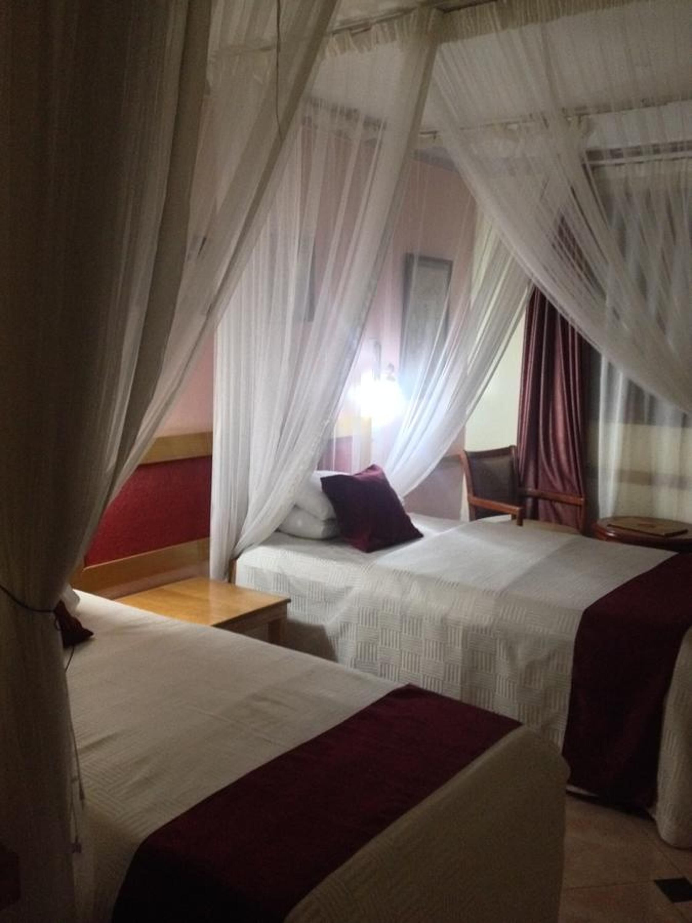 Escritorio, espacio para trabajar con laptop y insonorización 