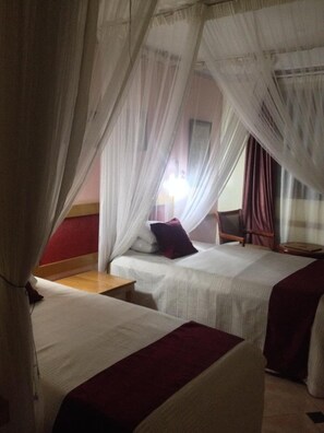 مكتب ومساحة عمل للكمبيوتر المحمول وتجهيزات عازلة للصوت وملاءات أسرّة