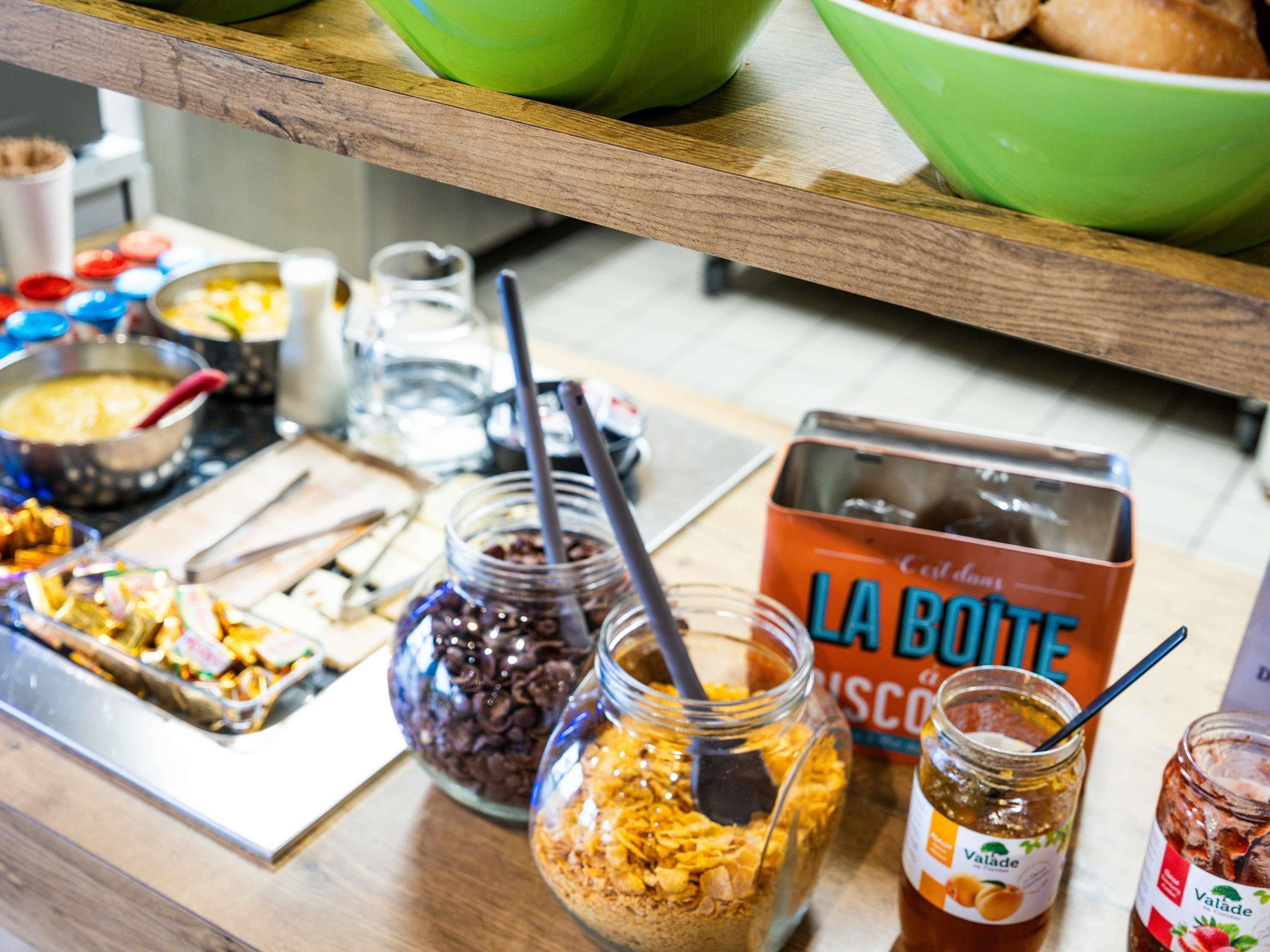 Montaje de bufé con diversos alimentos y salsas.