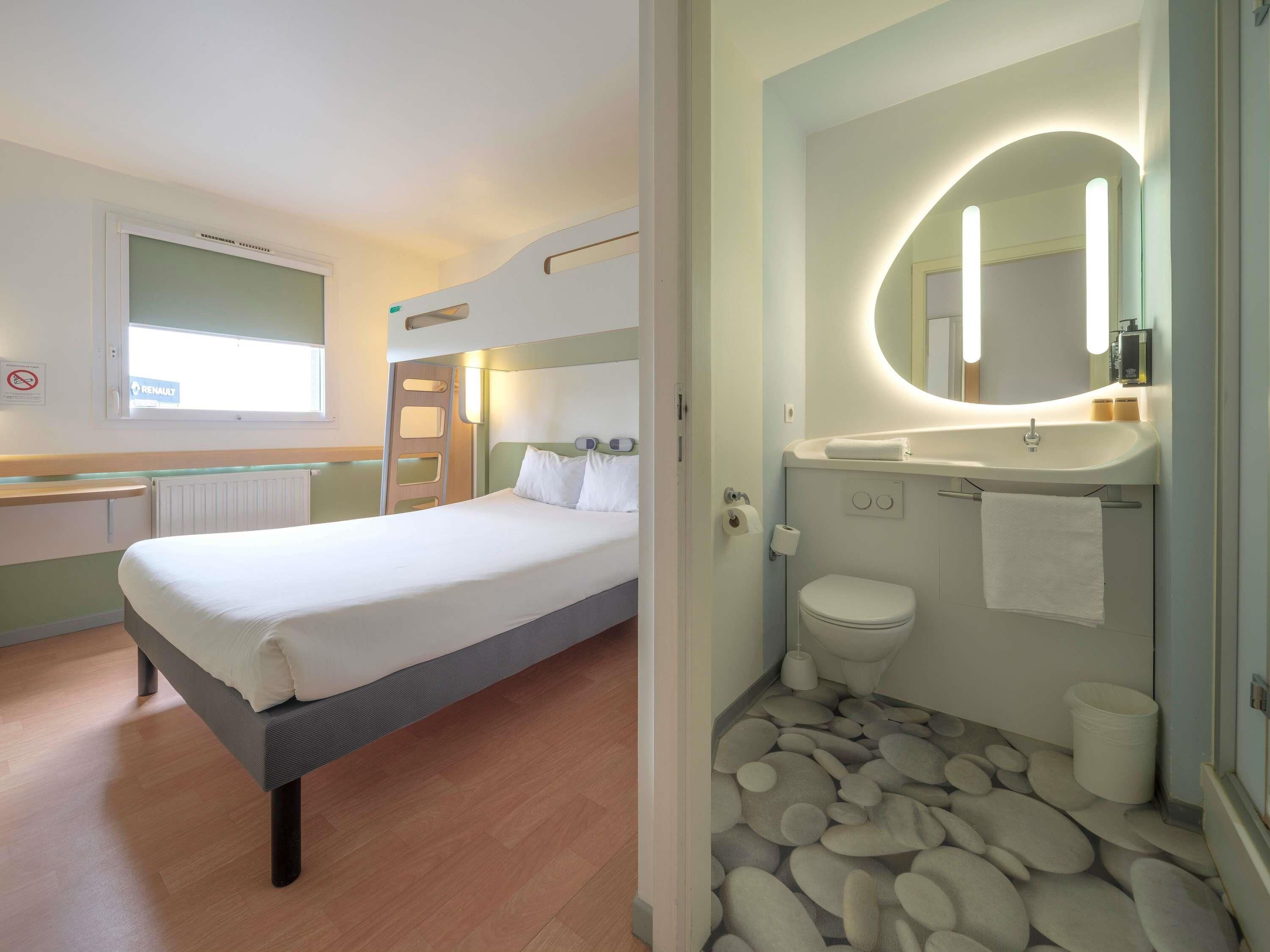 トリプルルーム ベッド (複数台) | デスク、防音設備、WiFi (無料)