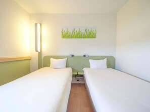 Zweibettzimmer, 2 Einzelbetten | Schreibtisch, schallisolierte Zimmer, kostenloses WLAN