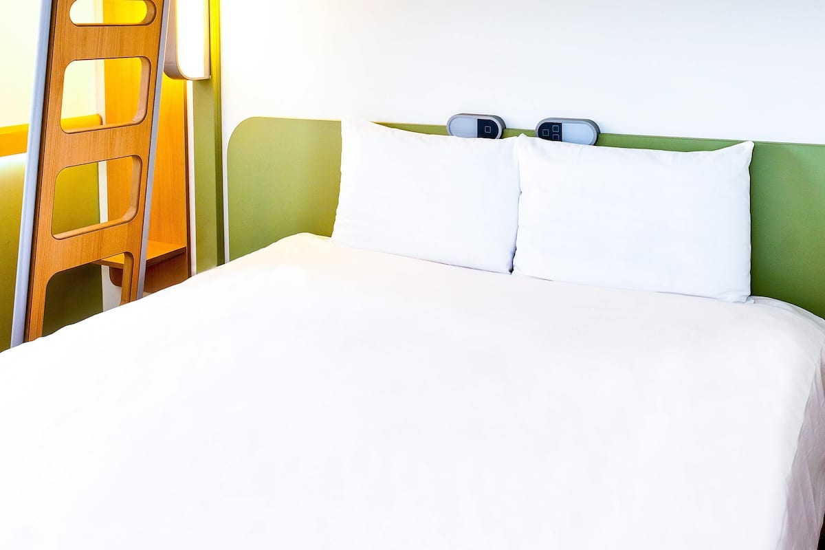 Driepersoonskamer, Meerdere bedden | Een bureau, geluiddichte muren, gratis wifi