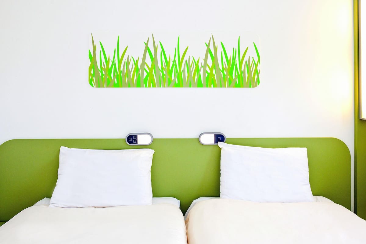 Chambre avec lits jumeaux, 2 lits jumeaux | Bureau, systĂšme dâinsonorisation, accĂšs au Wi-Fi (inclus)