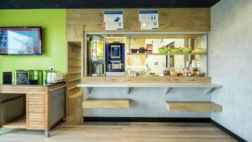 Desayuno buffet diario (EUR 9.9 por persona)