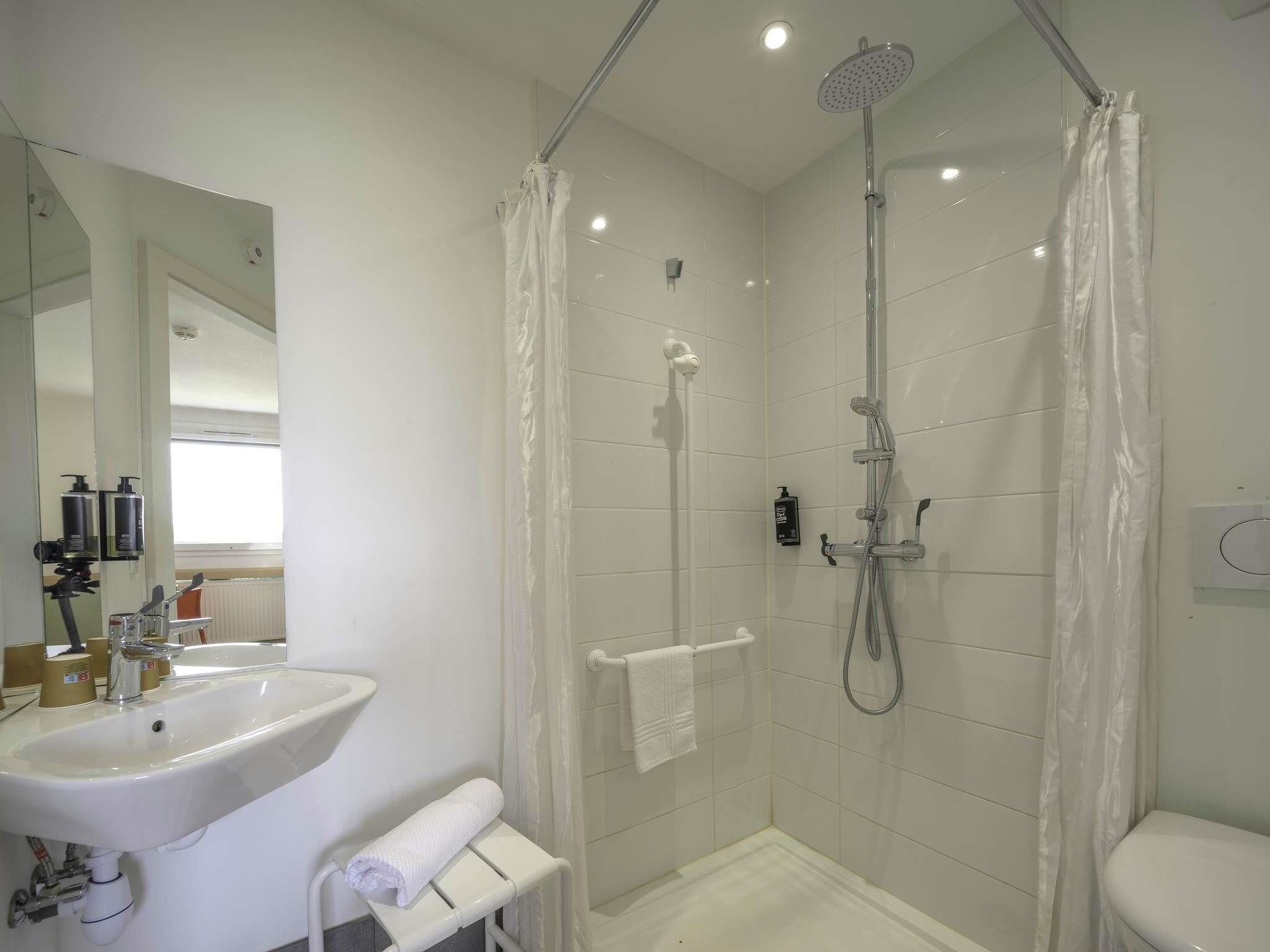 Habitación estándar, 1 cama matrimonial, con acceso para personas discapacitadas | Escritorio, insonorización y wifi gratis 