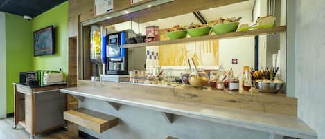 Desayuno buffet diario (EUR 9.9 por persona)