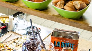 Una mesa de buffet con diversos alimentos y aderezos.