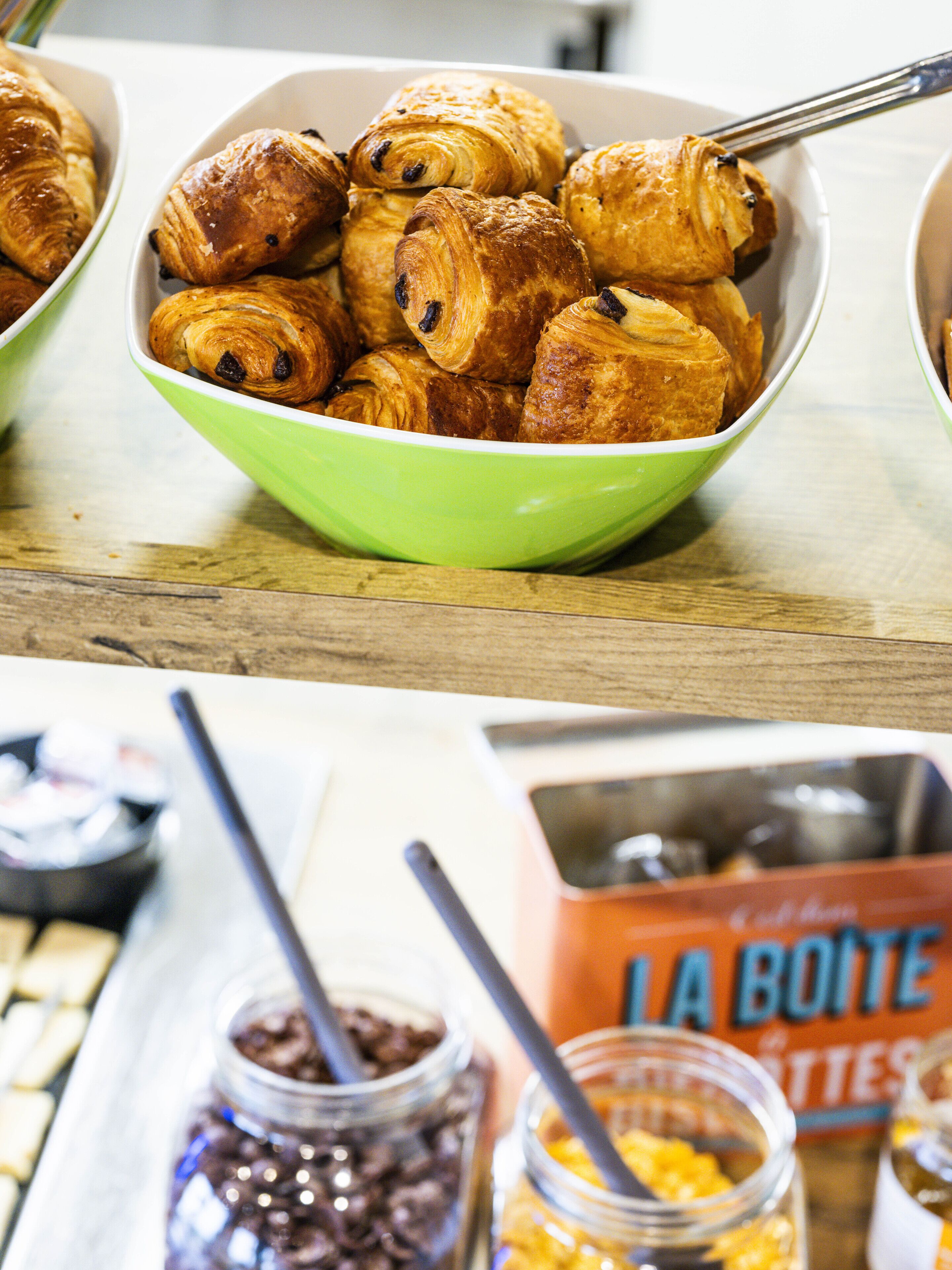 Un bol de croissants sur une table en bois.