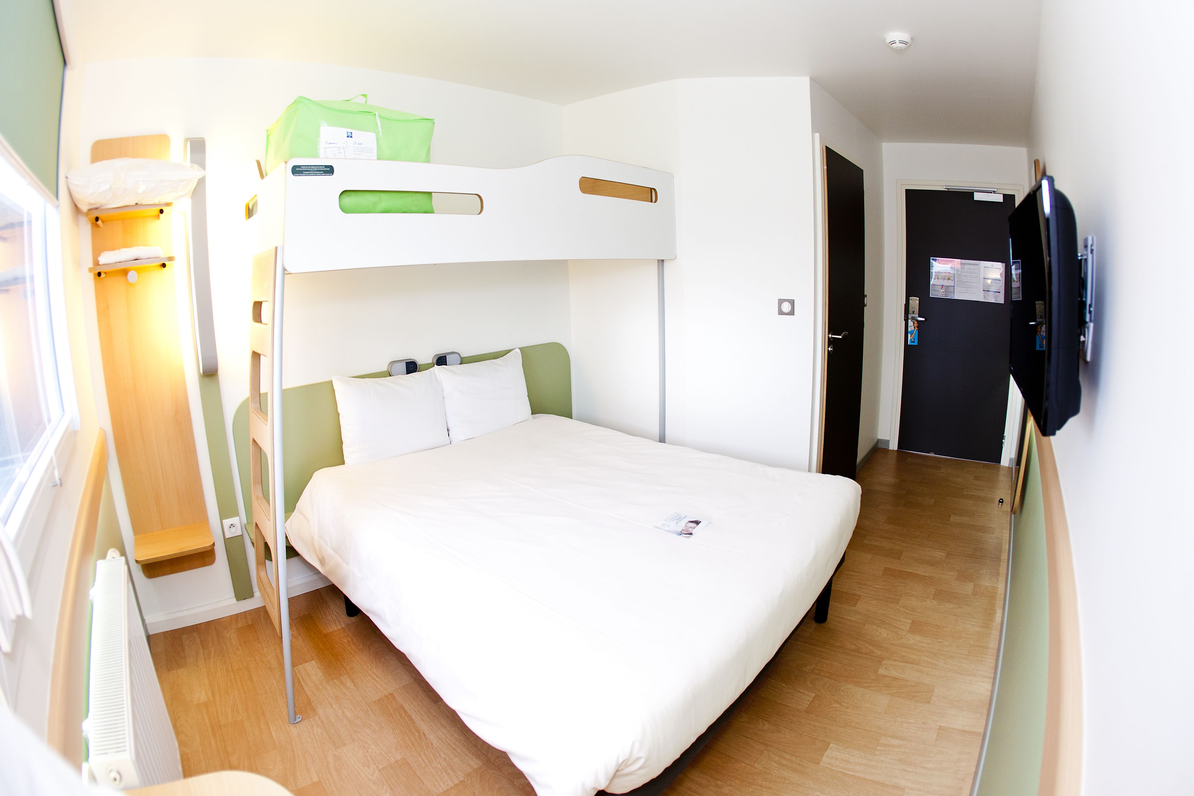 triple room, multiple beds | desk, soundproofing, free wifi