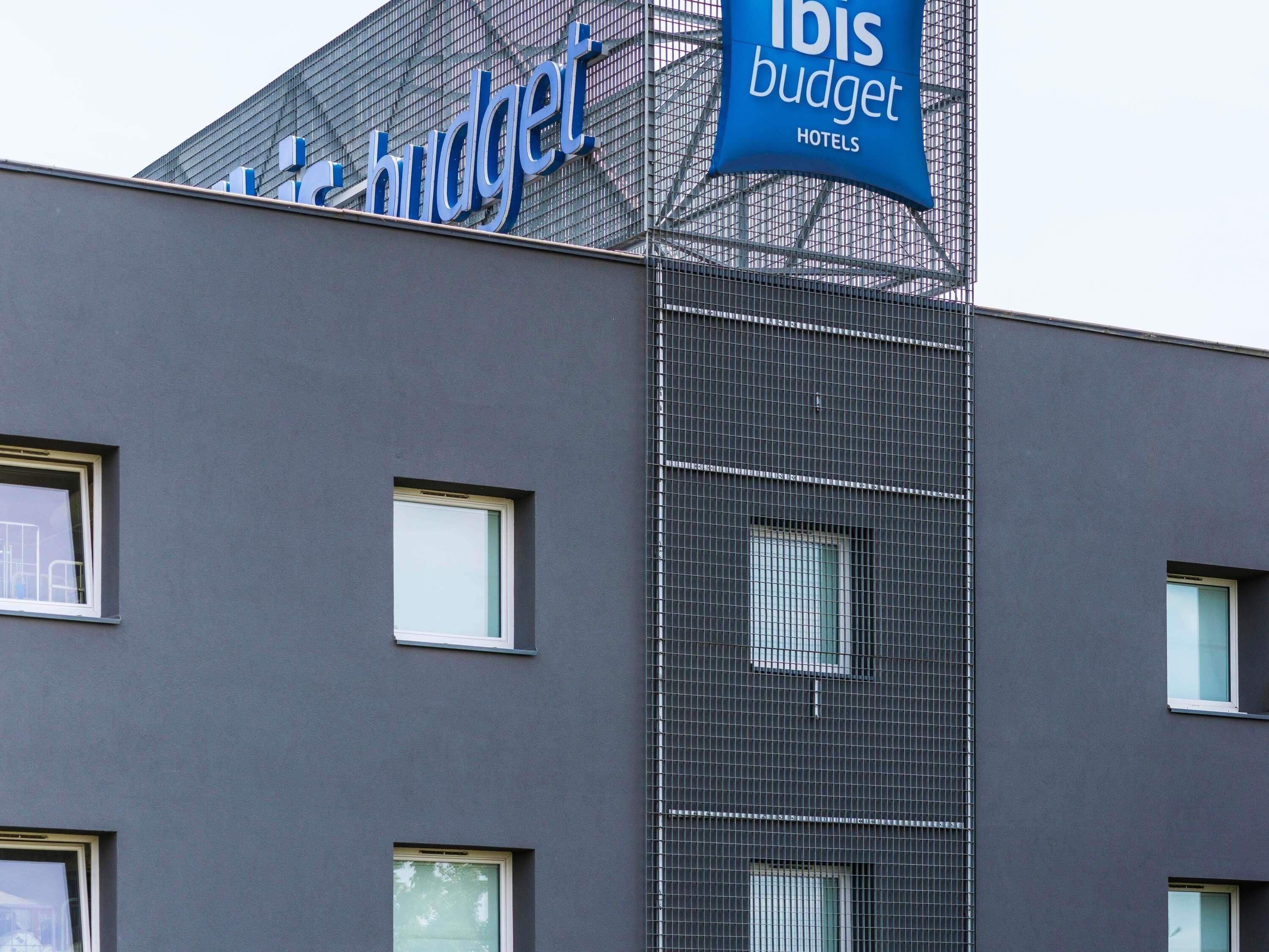 A building with a sign that reads 'Ibis Budget Hotels'.