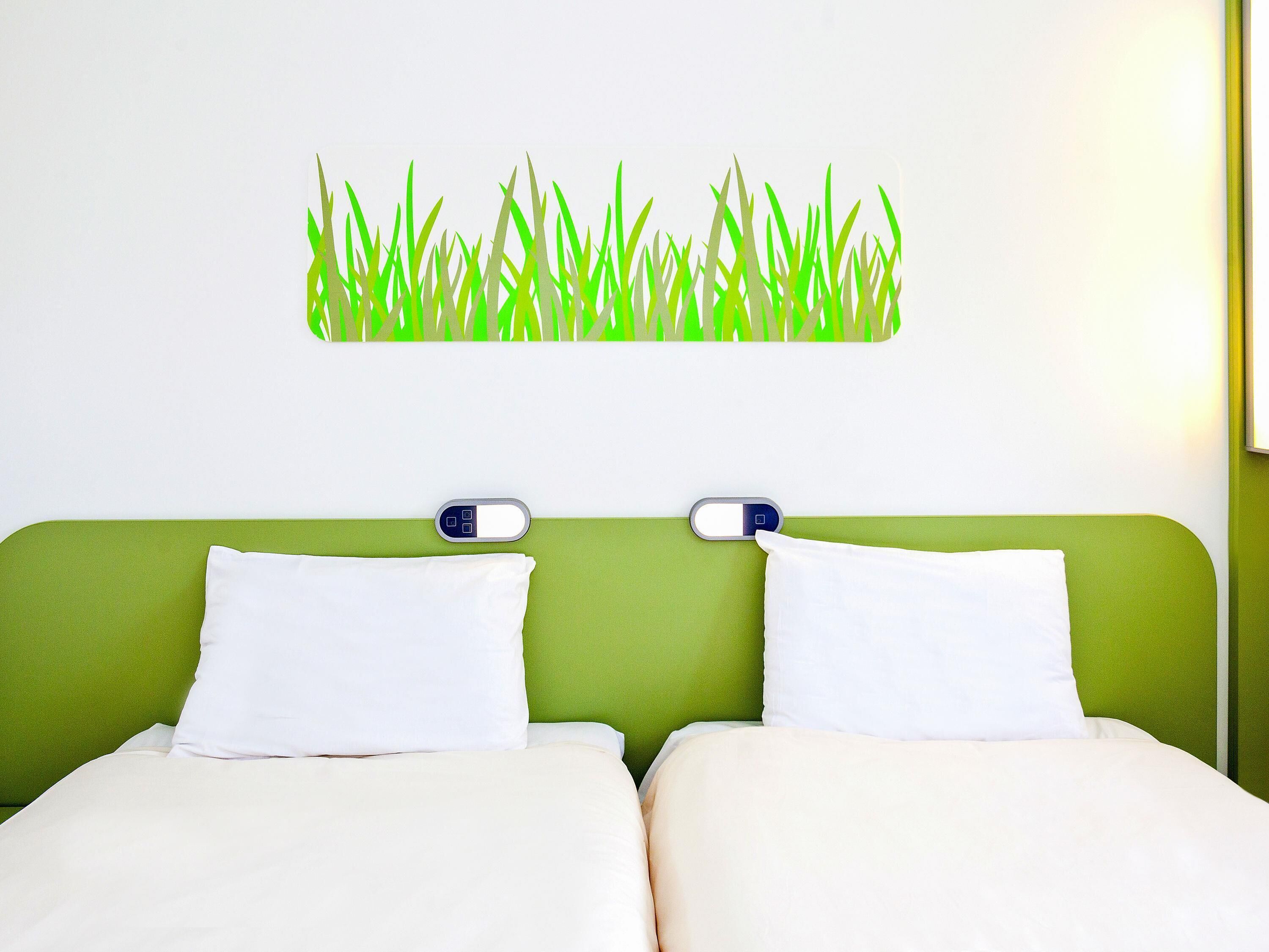 Twin kamer, 2 eenpersoonsbedden | Een bureau, geluiddichte muren, gratis wifi