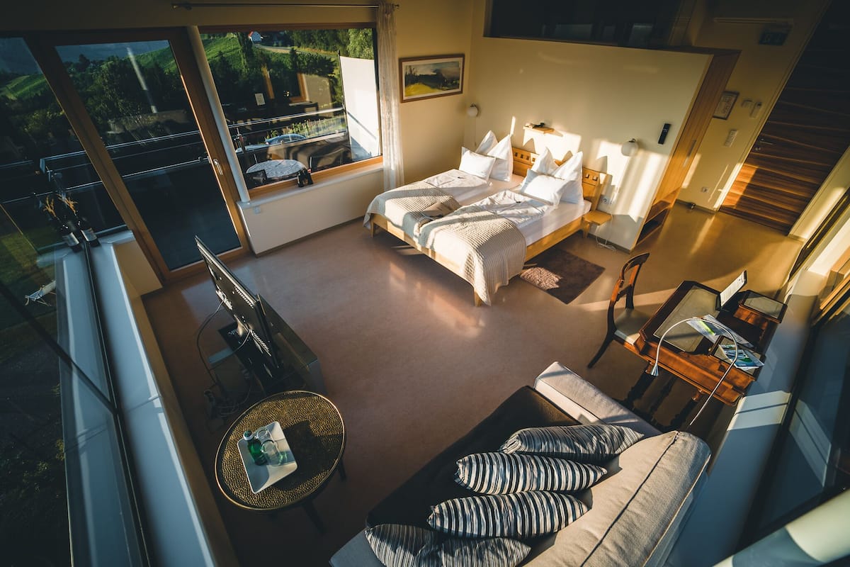 Design loft, balkon, uitzicht op heuvels | Luxe beddengoed, Select Comfort-bedden, een kluis op de kamer