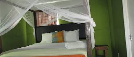 Quarto casal luxo, 1 cama King, banheiro compartilhado, vista para a cidade | 1 quarto, ferros/tábuas de passar roupa, Wi-Fi de cortesia