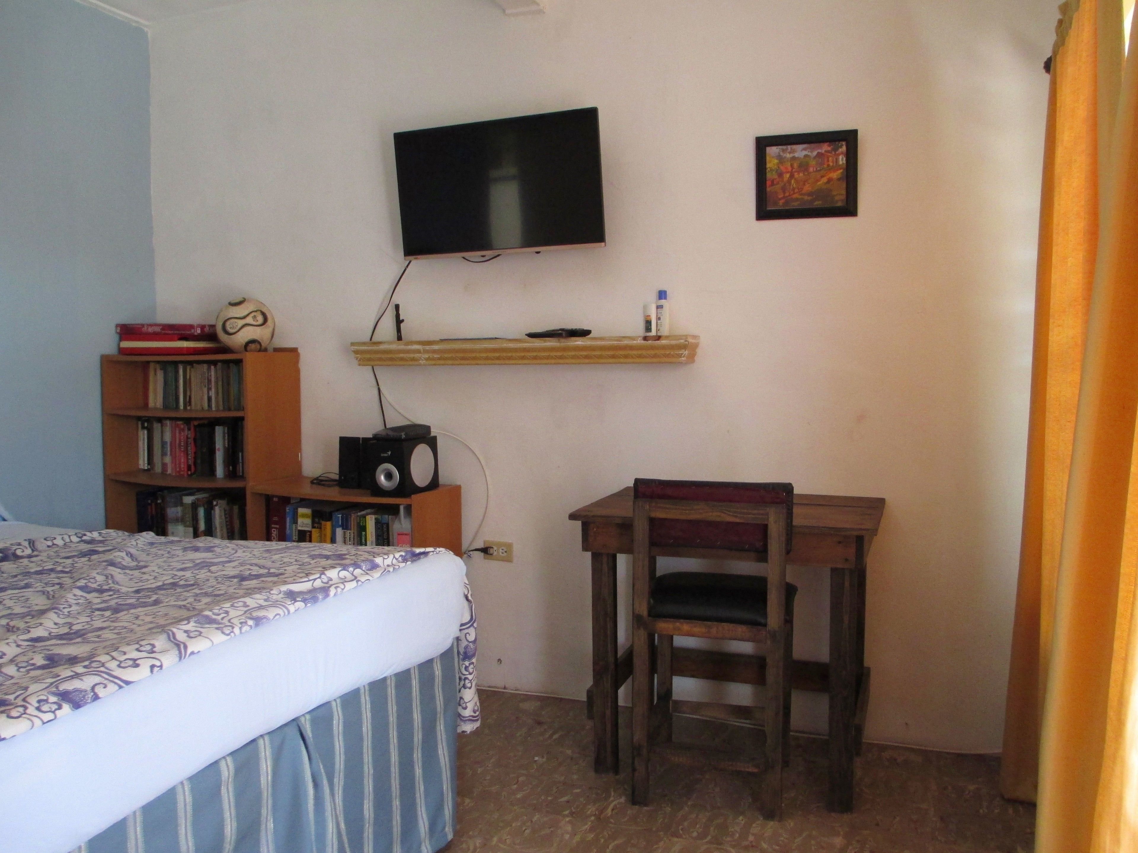 Quarto econômico, 1 cama Queen, banheiro privativo | 1 quarto, ferros/tábuas de passar roupa, Wi-Fi de cortesia