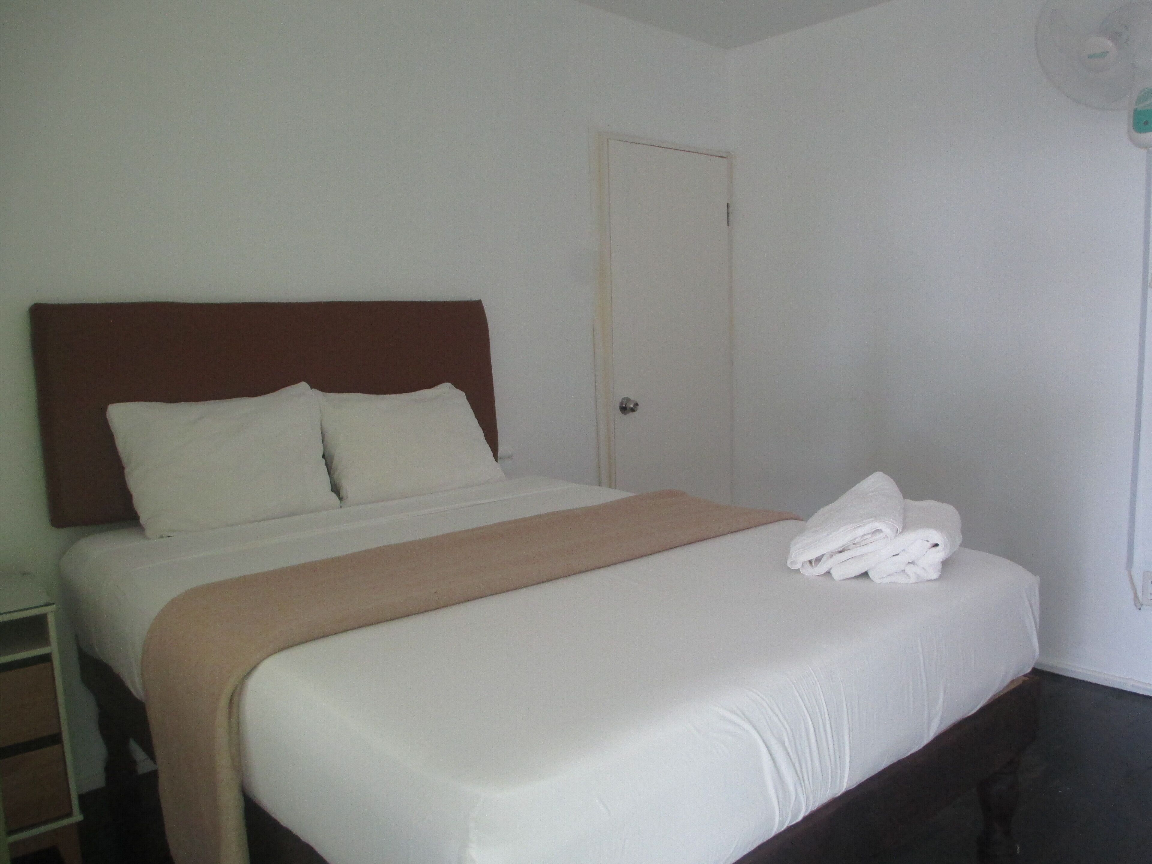 1 habitación, tabla de planchar con plancha y wifi gratis 