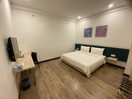 Quarto standard, 1 cama King, sem janelas | Cofres nos quartos, escrivaninha, ferros/tábuas de passar roupa