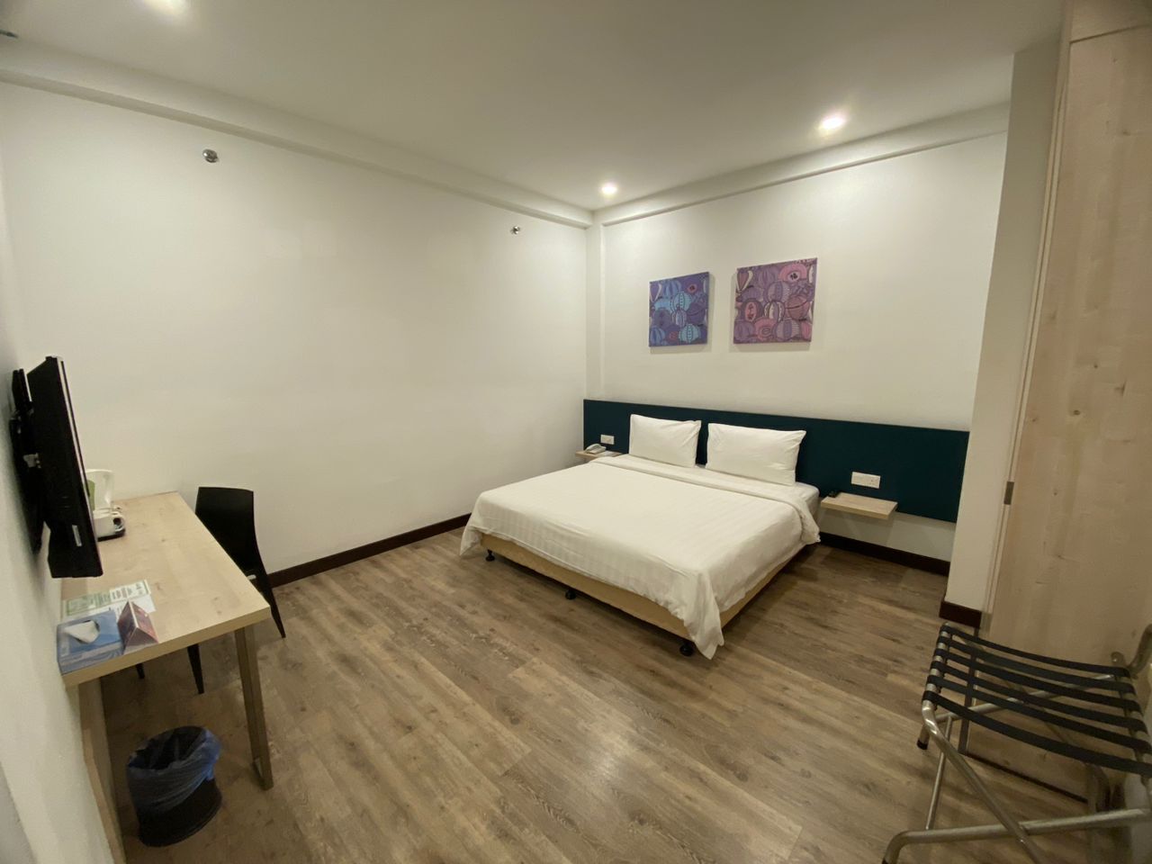 standard king room - no window | in-room safe, desk, iron/ironing board, free wifi