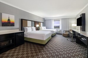 Habitación ejecutiva, 2 camas Queen size, para no fumadores, refrigerador y microondas (Larger Room) | Caja de seguridad en la habitación, escritorio y cortinas blackout