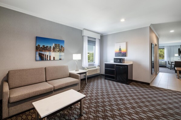 스위트, 킹사이즈침대 1개, 금연, 냉장고 및 전자레인지 (with Sofabed) | 객실 내 금고, 책상, 암막 커튼, 방음 설비