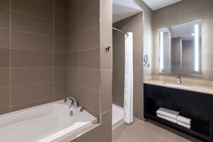 Ducha y bañera combinadas y artículos de higiene personal gratuitos