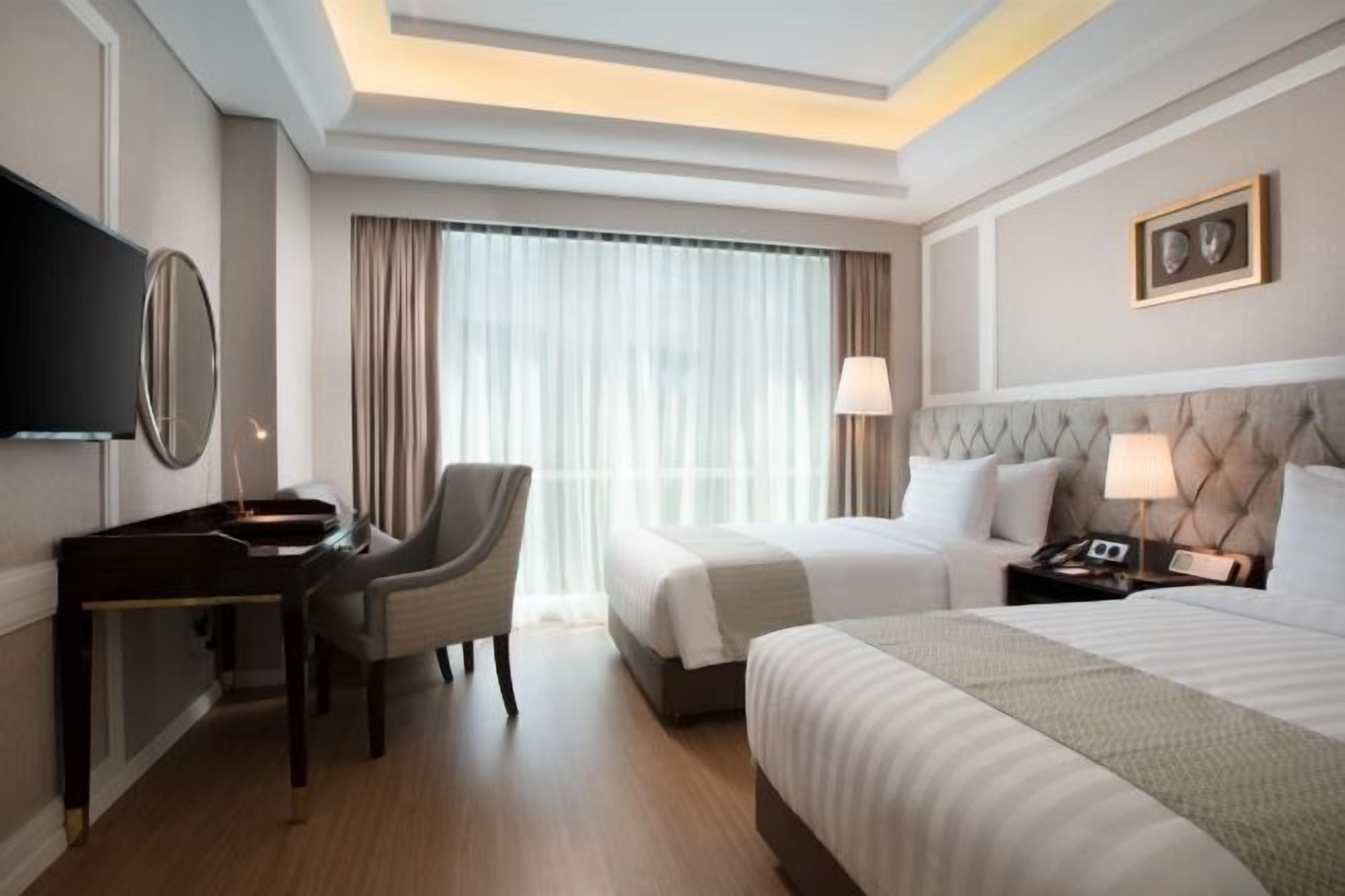 Premium bedding, Select Comfort beds, free minibar, in-room safe