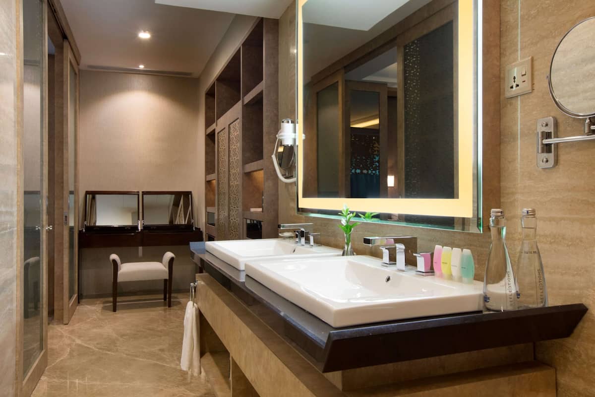 suite, 1 king bed, non smoking (minister) | bathroom | free toiletries, hair dryer, bathrobes, slippers