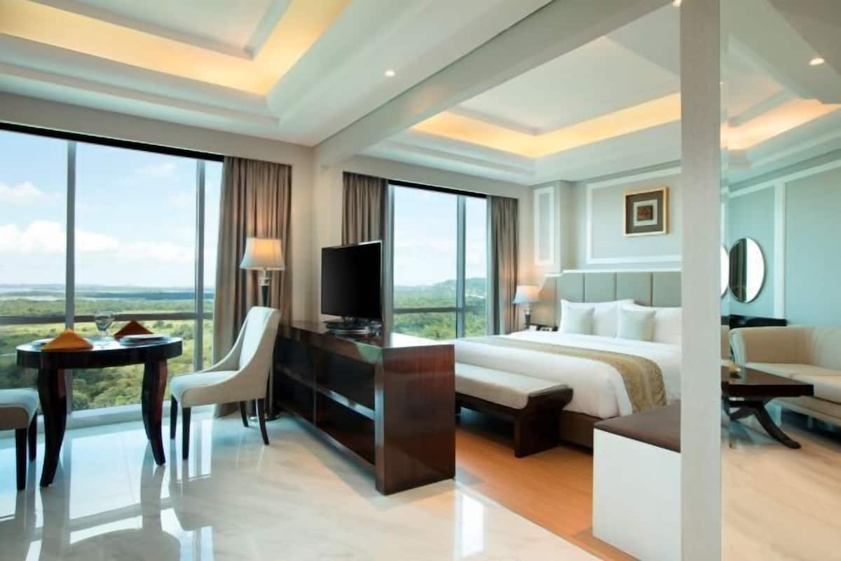 Premium bedding, Select Comfort beds, free minibar, in-room safe