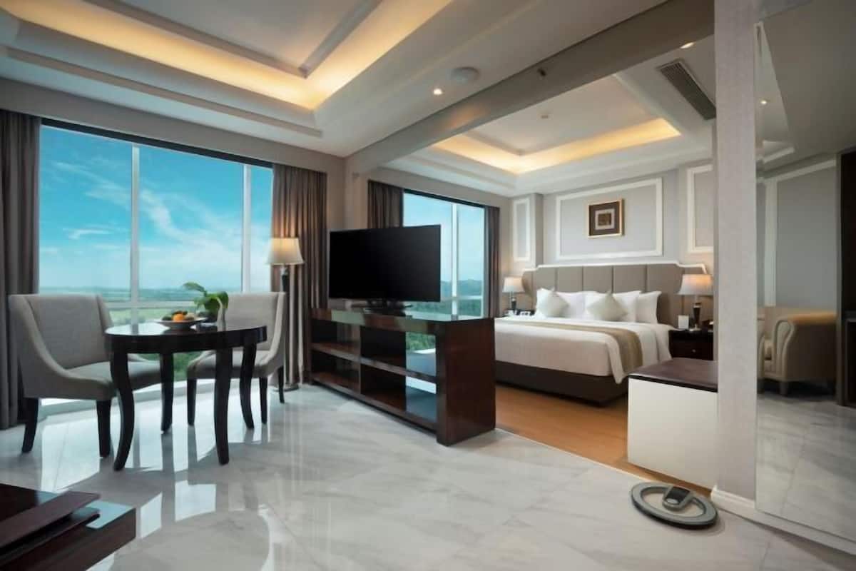 Premium bedding, Select Comfort beds, free minibar, in-room safe