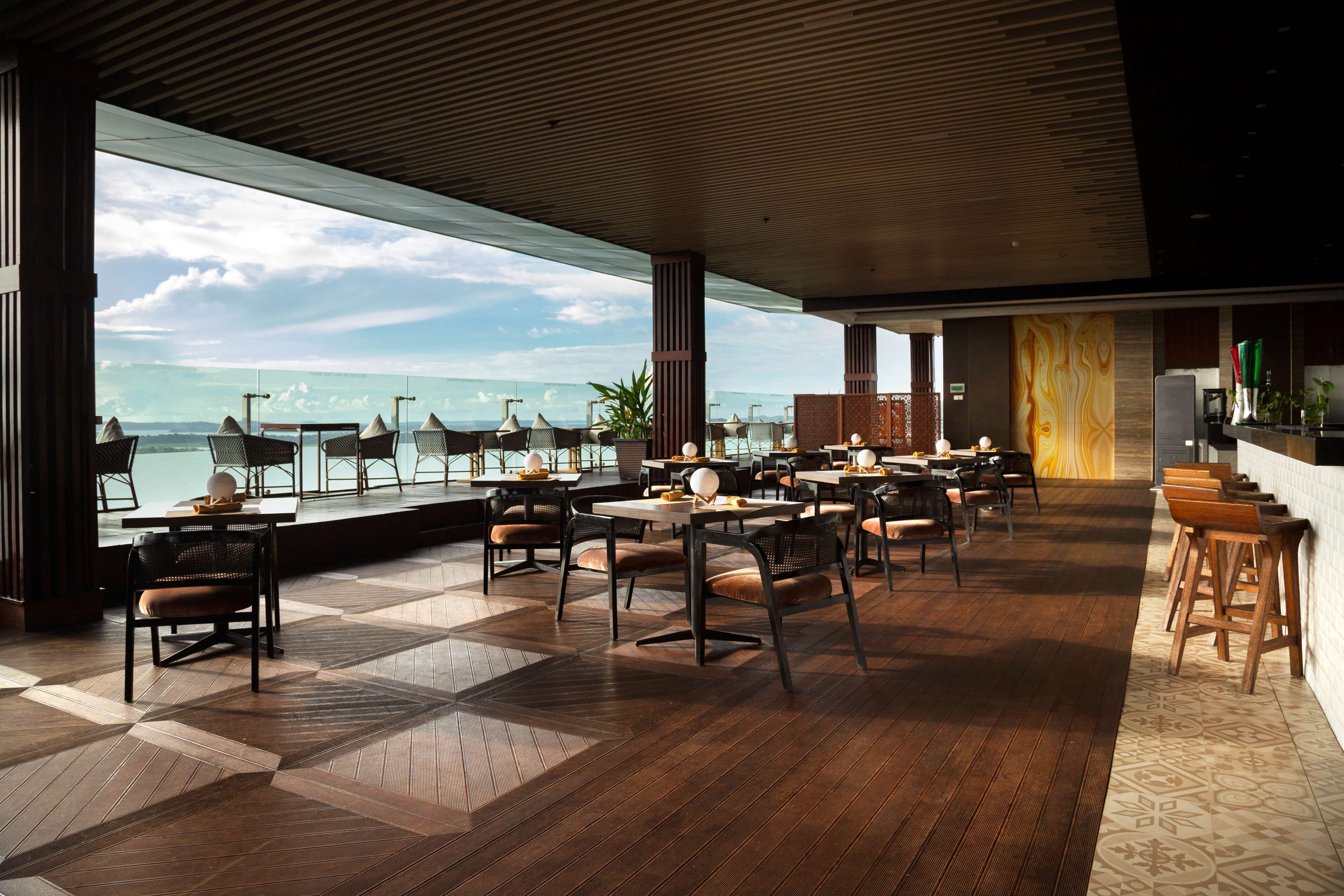 2 bars/lounges, poolside bar