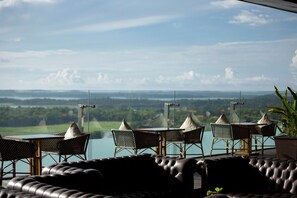 2 bars/lounges, poolside bar