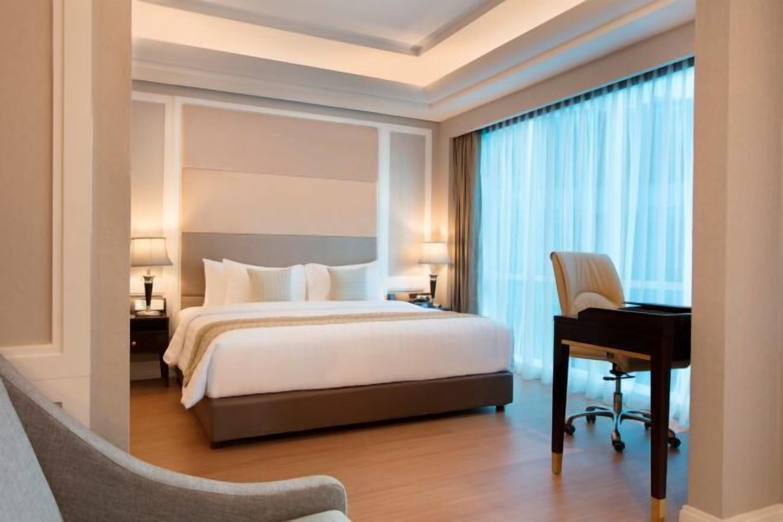 Premium bedding, Select Comfort beds, free minibar, in-room safe
