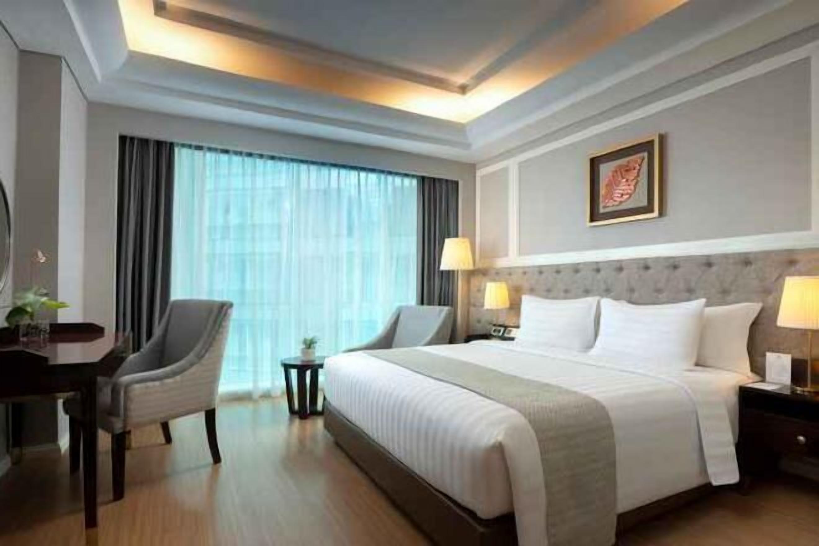Premium bedding, Select Comfort beds, free minibar, in-room safe