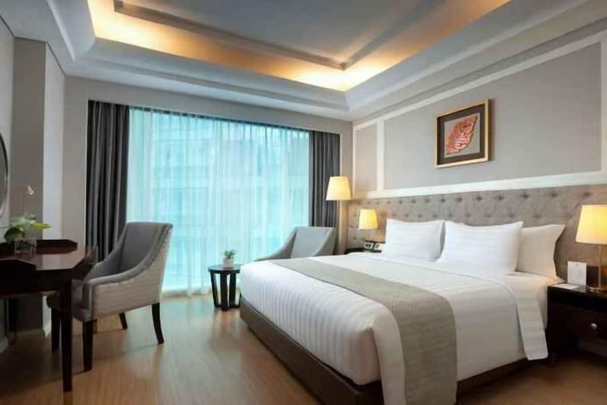 Premium bedding, Select Comfort beds, free minibar, in-room safe
