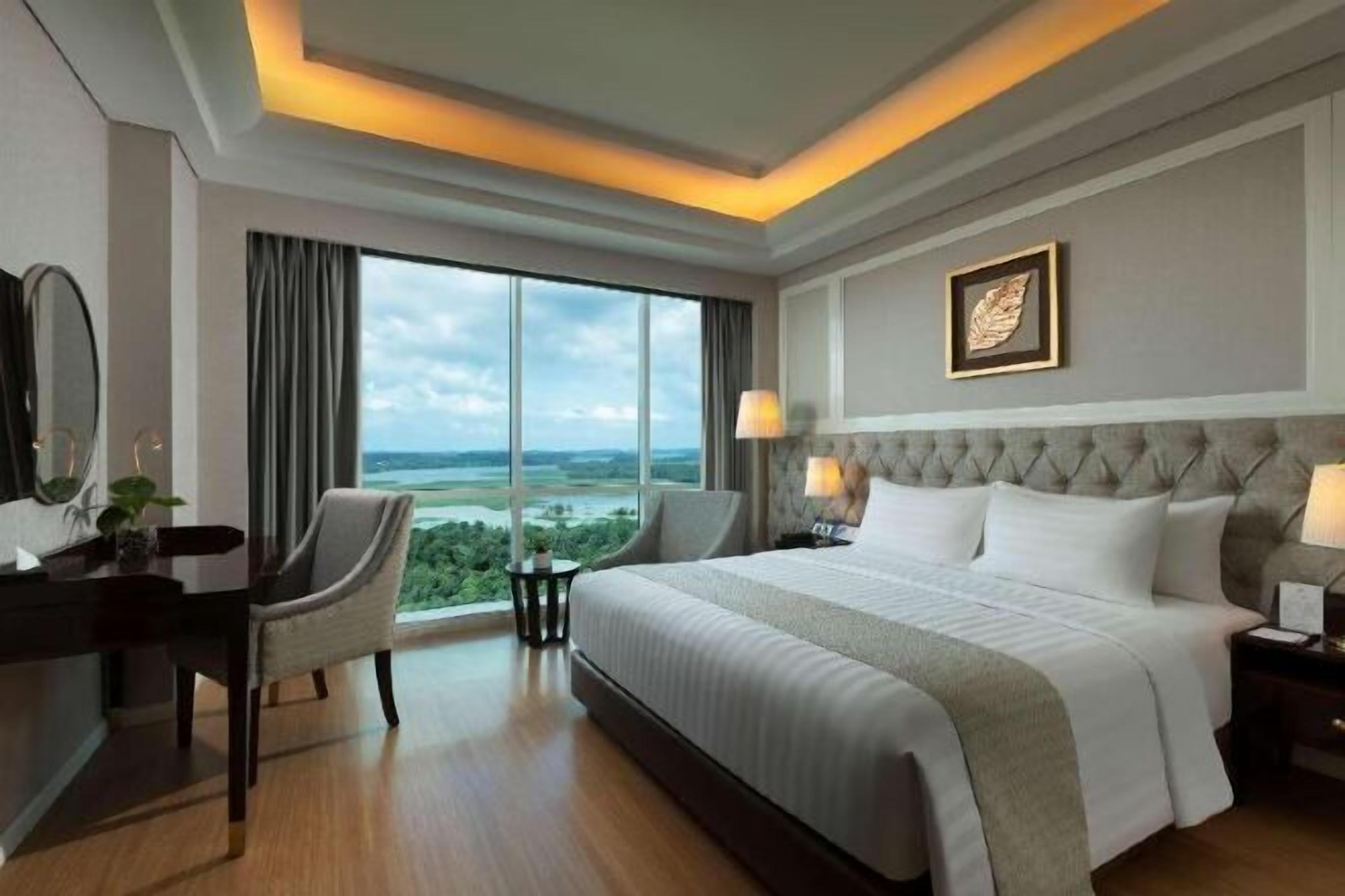 Premium bedding, Select Comfort beds, free minibar, in-room safe