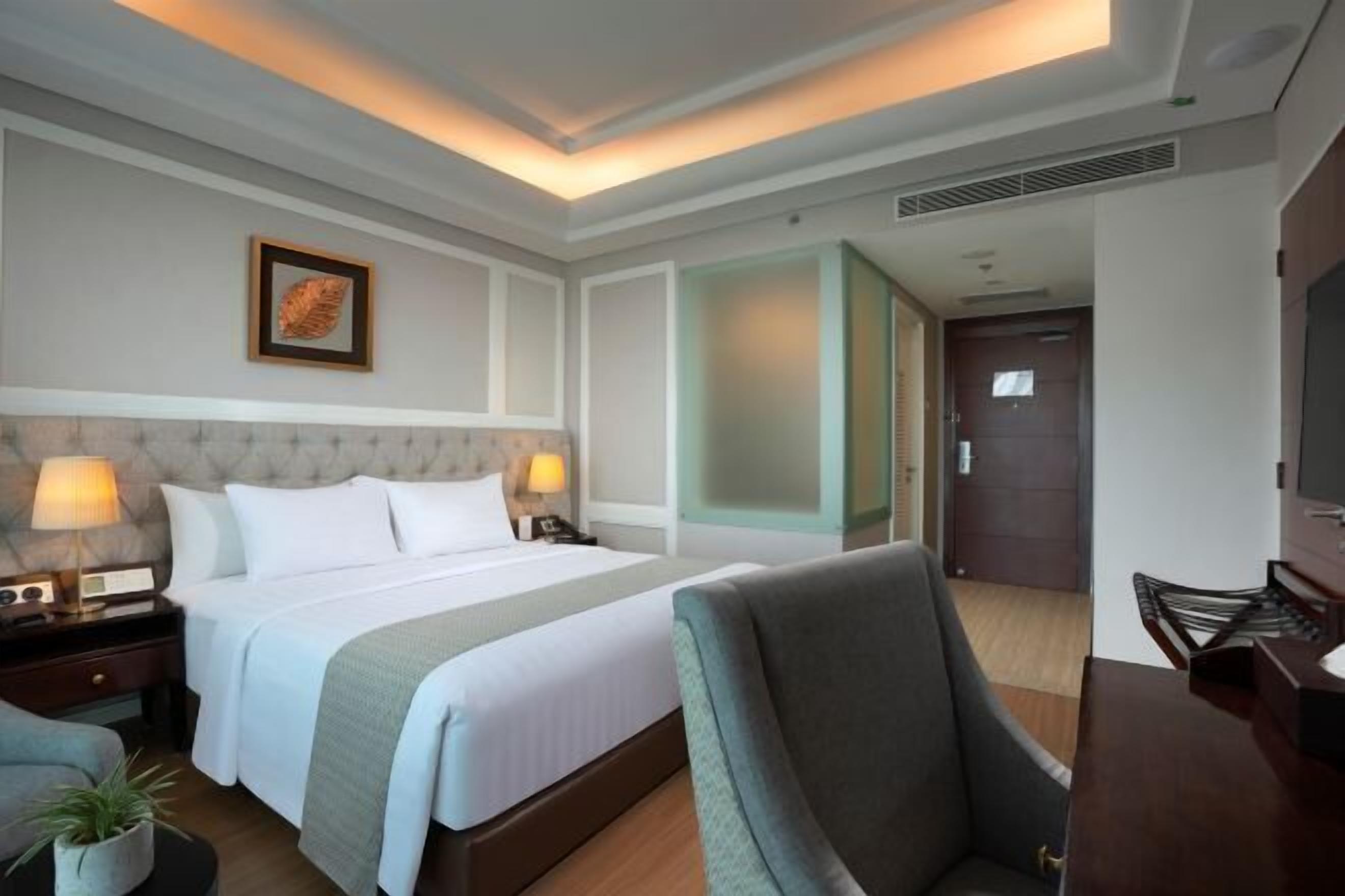 Premium bedding, Select Comfort beds, free minibar, in-room safe
