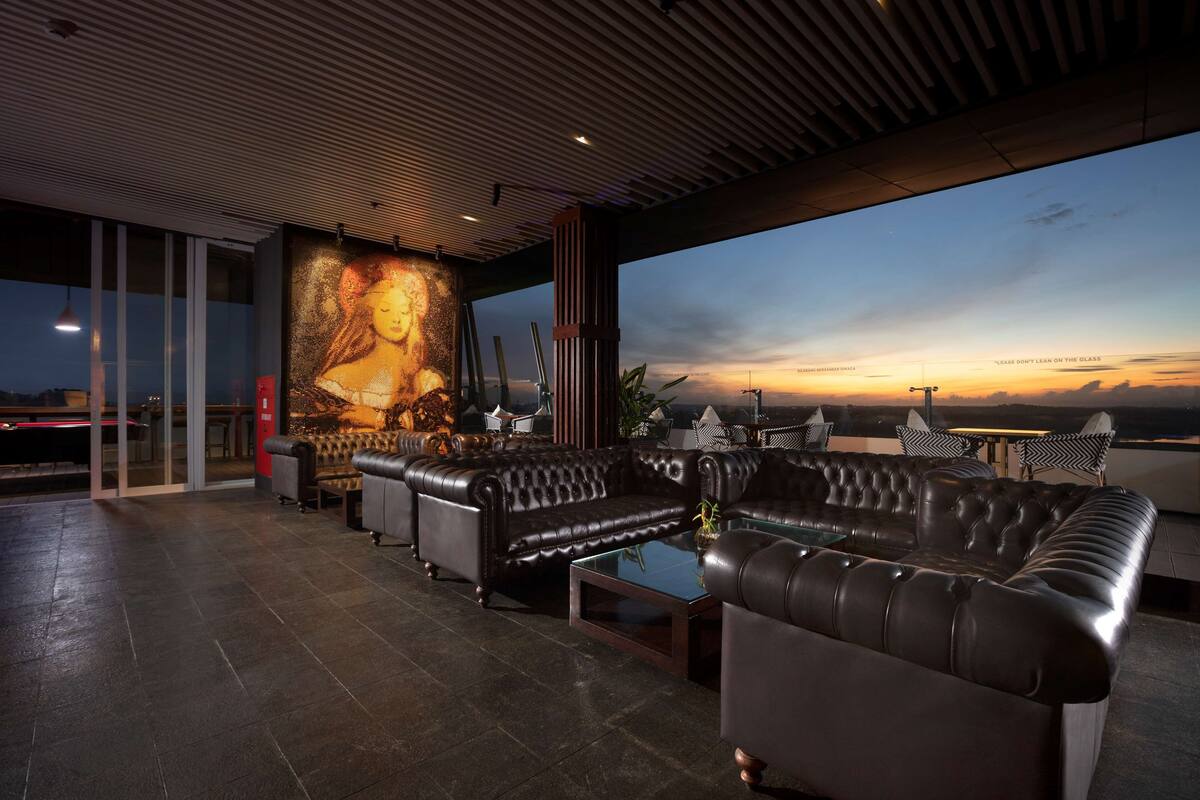 2 bars/lounges, poolside bar