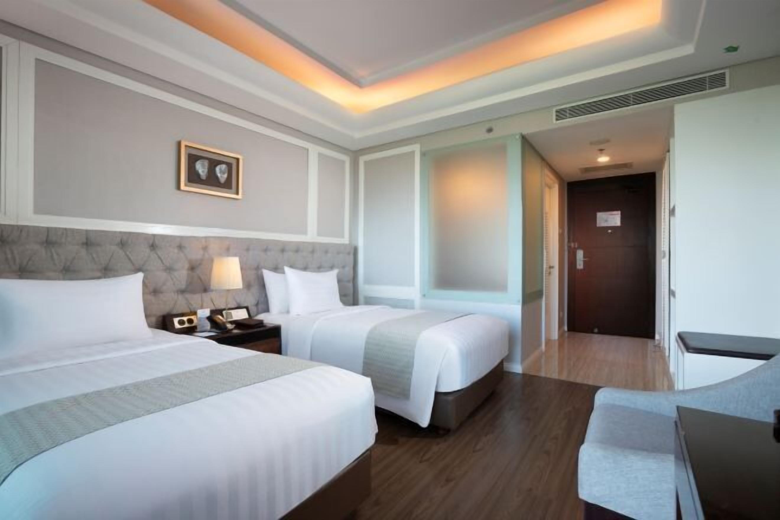 Premium bedding, Select Comfort beds, free minibar, in-room safe