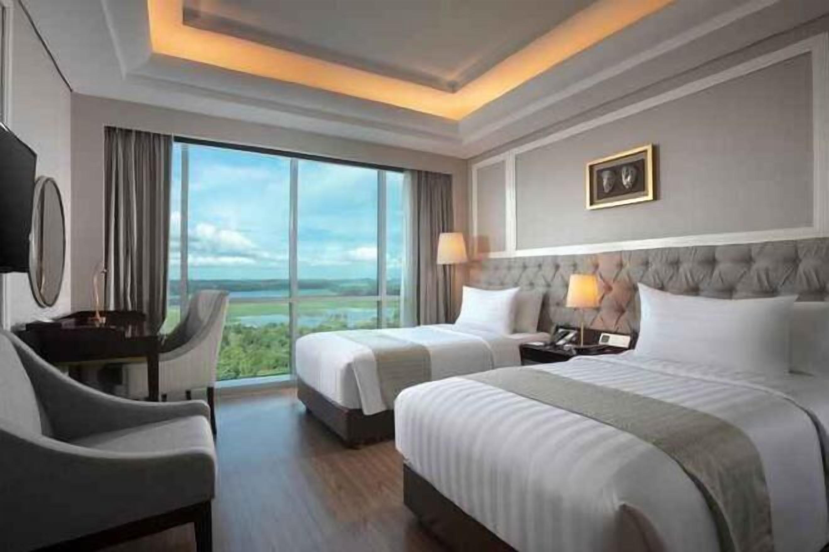 Premium bedding, Select Comfort beds, free minibar, in-room safe