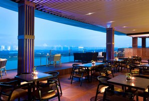 2 bars/lounges, poolside bar - Wyndham Panbil Batam (Batam)