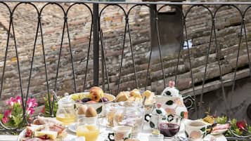 Petit déjeuner continental (20 EUR par personne)
