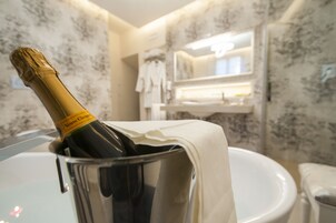 Suite romántica, bañera | Servicios del cuarto de baño | Artículos de higiene personal gratuitos, secador de pelo y zapatillas