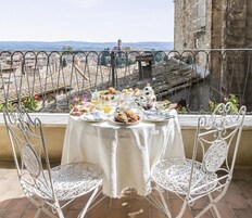 Se ofrece un desayuno continental (20 EUR por persona)