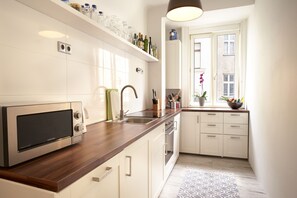 City Apartment, 3 Bedrooms (Balcony) | Private kitchen | Fridge, microwave, stovetop, dishwasher - Opera Street Apartments (Vienna)